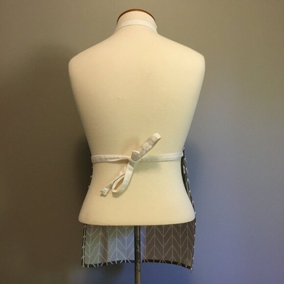 La La La Love You Arrow Apron - Picture 3 of 5